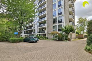 <p><span>Dit ruime appartement (108 m²) met 2 à 3 slaapkamers is gelegen op een groene locatie in Mortsel aan de gegeerde Dieseghem woonwijk met winkels, openbaar vervoer en de fietsostrade vlakbij.</span></p><p><span>Het bevindt zich op de 5de verdieping residentie Vlinderhof. Dit zeer goed onderhouden gebouw met inwonende conciërge heeft de voorbije jaren reeds grote investeringen ondergaan: de lift is conform, terrassen en gevels werden recent vernieuwd, het dak vernieuwd en geïsoleerd, nieuwe videofonie,...</span></p><p><span>De maandelijkse kosten bedragen: € 385,- (Incl. </span><span>provisie verwarming en water</span><span>, vergoeding syndicus en conciërge, afvalbeheer, tuinonderhoud, onderhoud lift, poetsdienst, minuterie).</span></p><p><span>Het appartement zelf kreeg onlangs nieuwe ramen met HR-beglazing en een gloednieuwe badkamer. Bovendien is de elektriciteit conform gekeurd tot 2044 en heeft het EPC een uiterst gunstig B-label.</span></p><p><span> </span></p><p><span>Indeling</span></p><p><span>We betreden het appartement via de inkomhal met handige vestiairekast die afgesloten is van de woonkamer met een glazen deur. Dit laat een optimale lichtinval van voor naar achteren toe.</span></p><p><span>De woonkamer op blokjesparket geeft dankzij een groot schuifraam toegang tot het eerste terras (8 m²) waar je kan zalig genieten van de avondzon. Dankzij de hoge ligging en het zicht op de groene boomtoppen krijg je hier een echt vakantiegevoel.</span></p><p><span>Aansluitend aan de woonkamer is er de eenvoudige maar propere keuken welke is voorzien van een vaatwasser, koelkast, kookplaat en dampkap.</span></p><p><span>De badkamer heeft een nieuwe inloopdouche en een lavabomeubel met kolomkast. Ook de aansluiting voor een wasmachine is hier voorzien. Het toilet is apart. </span></p><p><span>Verder zijn er 3 slaapkamers (8 - 9 en 13 m²), waarvan de middelste is voorzien van ingemaakte kasten. Elke slaapkamer geeft toegang tot het tweede terras met zuid-oost oriëntering en een open groen uitzicht.</span></p><p><span> </span></p><p><span>In de ondergrondse verdieping is er nog een handige kelderberging. Er is tevens een gemeenschappelijke fietsberging aanwezig.</span></p><p><span>Optioneel kan er een garagebox aan de achterzijde van het gebouw worden aangekocht voor 20.000 euro (niet verplicht!)</span></p><p><span> </span></p><p><span>Graag som ik voor u de </span><span>troeven </span><span>van dit appartement nog even op:</span></p><ul><li><span>Gunstige locatie nabij het centrum van Mortsel</span></li><li><span>Licht appartement met 2 ruim terrassen en mooi groen zicht</span></li><li><span>Zeer goed onderhouden gebouw en appartement: de grote investeringen zijn al gebeurd</span></li><li><span>Inclusief private kelder en gemeenschappelijke fietsenstalling + optionele garage</span></li></ul><p><span> </span></p><p><span>EPC: 125 kWh/m² (B-label)</span></p><p><span>P-score: D -- G-score: A</span></p><p><span> </span></p><p><span>Voor meer info of een bezoek ter plaatse, bel ons op 03-449 42 41 of mail ons via hallo@habicom.be</span></p><p><span>De waarde van uw eigendom kennen? </span><span>Check het gratis op <span>www.watismijnhuiswaard.be</span></span><span> </span></p><p><span> </span></p>