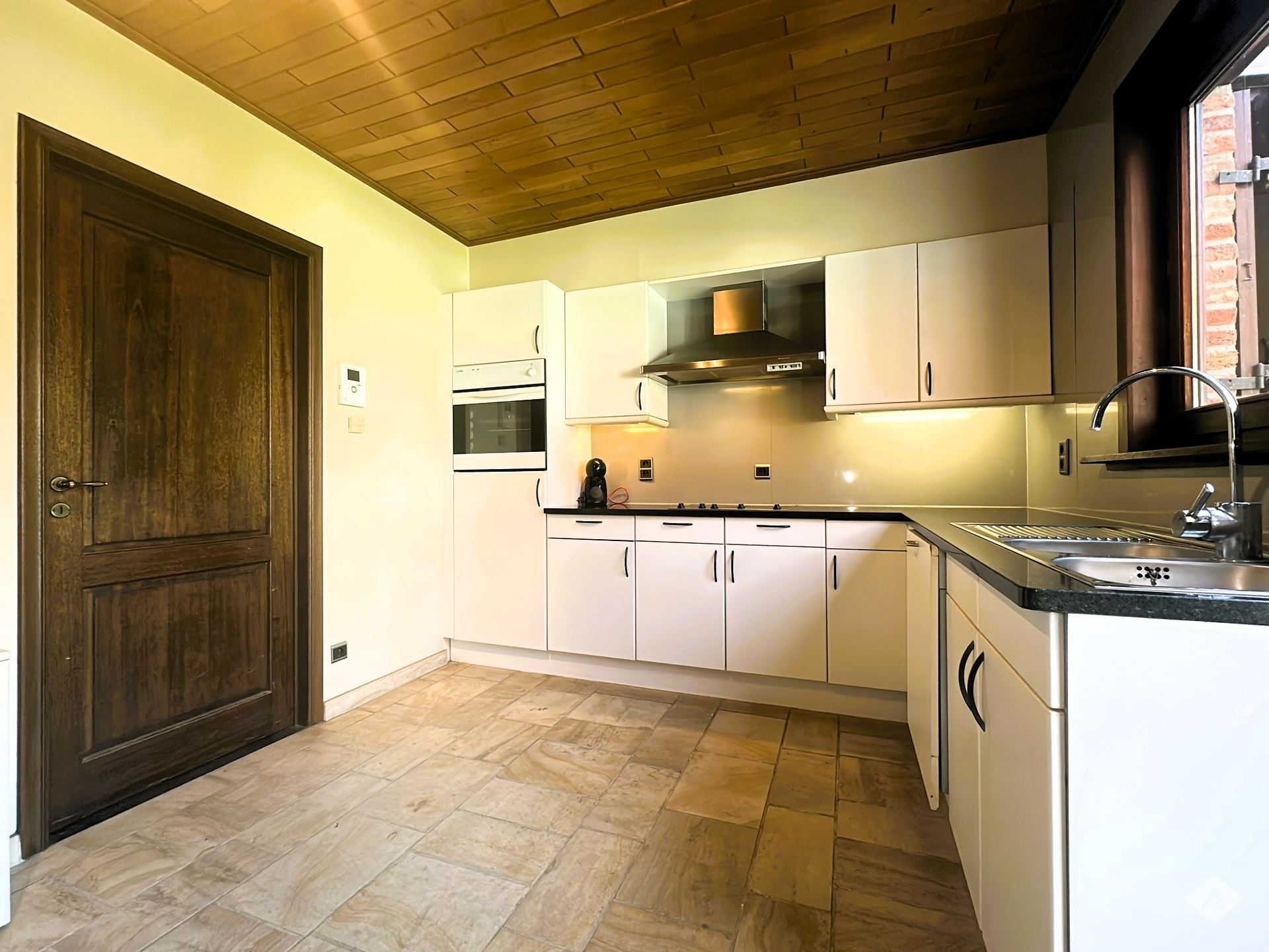 Gezinswoning met 5 slaapkamers op ruim perceel - foto 5