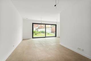 <p>Zoek je de perfecte combinatie van een instapklare nieuwbouw, een toplocatie en een uitzonderlijk financieel voordeel? Zoek niet verder. Deze prachtige, <strong>halfopen nieuwbouwwoning</strong> in de gezellige dorpskern van Rijmenam heeft het werkelijk allemaal. En het beste nieuws? Je koopt deze woning <strong>onder het gunstige tarief van slechts 2% registratierechten</strong> (indien voldaan aan de voorwaarden voor de enige eigen woning) – een enorme besparing in vergelijking met het klassieke btw-stelsel op nieuwbouw! <strong>RICHTPRIJS VANAF 489.000EUR</strong><br /></p><p>Bij het binnenstappen valt meteen op hoe doordacht deze woning is ontworpen. De <strong>lichtrijke leefruimte</strong> vormt het kloppende hart van het huis. Dankzij de grote raampartijen stroomt het daglicht weelderig binnen, wat zorgt voor een heerlijk ruimtelijk gevoel. De <strong>open keuken</strong> sluit hier naadloos op aan: de ideale plek voor gezellige aperitief momenten of uitgebreid koken terwijl je in contact blijft met je gezin of gasten.</p><p>Met maar liefst <strong>4 volwaardige slaapkamers</strong> en <strong>2 badkamers</strong> is er aan ruimte geen gebrek. Ideaal voor een groot gezin, een comfortabel thuiskantoor of een aparte logeerkamer. Geen ochtendstond-stress meer in de badkamer!<br /></p><p>Ook aan je energiefactuur en het milieu is gedacht. De woning is uitgerust met <strong>12 zonnepanelen</strong>, waardoor je geniet van een zeer gunstig energieprofiel en een lagere energielast. Daarnaast beschik je over een <strong>privatieve parking</strong>, zodat je de auto altijd zorgeloos en dichtbij kwijt kunt.<br /></p><p>Buiten geniet je van het beste van twee werelden. Het <strong>leuke terras</strong> nodigt uit tot gezellige barbecue-avonden en de <strong>knusse stadstuin</strong> biedt net genoeg groen om te ontspannen, zonder dat je er elk weekend uren aan hoeft te klussen.<br /></p><p>De ligging is simpelweg idyllisch te noemen. Je woont in de charmante dorpskern van Rijmenam, met winkels, scholen en gezellige horeca op wandelafstand. Zin in ontspanning?</p><ul><li><p>Het nabijgelegen <strong>park</strong> is de perfecte plek voor een frisse neus of spelende kinderen.</p></li><li><p>Fietsliefhebbers halen hun hart op: pik vlakbij in op het prachtige <strong>Dijlepad</strong> voor de mooiste fietstochten langs het water.</p></li></ul><blockquote><p><strong>Troeven op een rij:</strong></p><ul><li><p><strong>Financieel unicum:</strong> Verkoop onder 2% registratierechten (geen 21% btw!).</p></li><li><p><strong>Licht & Ruimte:</strong> Royale leefruimte met open keuken.</p></li><li><p><strong>Familievriendelijk:</strong> 4 slaapkamers en 2 badkamers.</p></li><li><p><strong>Groen & Energiezuinig:</strong> 12 zonnepanelen, stadstuin en terras.</p></li><li><p><strong>Comfort:</strong> Privatieve parking en toplocatie nabij het Dijlepad.</p></li></ul></blockquote><p><strong>Benieuwd naar deze droomwoning?</strong> Wacht niet te lang en plan vandaag nog je bezoek. Dit is een unieke kans om modern en energiezuinig te wonen in het gegeerde Rijmenam! Contacteer uw makelaar - Nico DI TARANTO - 0488 42 42 24</p>