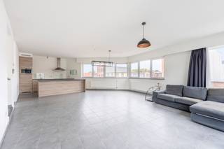 Ontdek dit energiezuinige en instapklare duplexappartement op de tweede verdieping van een recent en verzorgd gebouw in de Golfstraat te Wilrijk...