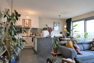 <span>Dit leuk en gezellig </span><strong>2 slaapkamer appartement</strong><span> biedt alle comfort. Met een ligging </span><strong>nabij Gent Zuid</strong><span>, in de nabijheid van fietsroutes die een makkelijke verbinding bieden naar de binnenstad en een makkelijke toegang naar de autosnelweg of de R40 is de perfecte uitvalsbasis voor wie in Gent wil wonen.</span><br /><br /><span>De</span><strong><span> </span>leefruimte</strong><span> met </span><strong>open geïnstalleerde keuken</strong><span> biedt via het grote schuifraam toegang tot het leuke </span><strong>terras</strong><span>. De keuken is voorzien van een vitrokeramische kookplaat, een dampkap, een hete luchtoven, een inbouwkoelkast en een vaatwasmachine. </span><span>Achter de keuken ligt de berging, </span><span>waar</span><span> plaats </span><span>is</span><span> voor een wasmachine en droogkast.</span><br /><br /><span>De </span><strong>badkamer</strong><span> is ingericht met een hangmeubel met dubbele wastafel met daarboven een spiegelkast, een bad met daarin een douche met thermostatische mengkraan en glazen wand.</span><br /><br /><span>De</span><strong><span> </span>lichtrijke grote slaapkamer</strong><span> biedt voldoende ruimte voor een dubbel bed en een kleerkast. </span><br /><br /><span>De </span><strong>tweede slaapkamer</strong><span> is kleiner en biedt plaats voor een eenpersoonsbed of bureau met kast en heeft ook een klein terras.<br /><br /></span><strong>Domicilie verplicht</strong><span>.</span><br /><span></span><span></span><strong>Huurprijs : 1.050 Euro per maand</strong><br /><span>Huurwaarborg : 3 maanden huur</span><br /><strong>Gemeenschappelijke lasten : 85 Euro forfait per maand</strong><br /><span>Er zijn individuele tellers voor water, gas en electriciteit.</span><br /><span>Mobiscore : 9,5/10</span><br /><span></span><strong>Beschikbaar vanaf 01/10/2026</strong><br /><span>Bezoeken enkel na afspraak.</span><br /><strong><br />Een bezoek plannen? Dit kan enkel via onze website www.stellarimmo.be/te-huur. Ga naar het pand en klik op de Een bezoek aanvragen knop onder de foto van de makelaar</strong><span>.</span><br /><br /><strong>Verdere info via martine@stellarimmo.be</strong>