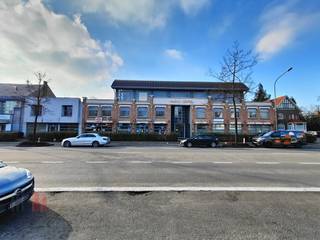 Knap architecturaal <strong>kantoorgebouw</strong> (oude kartonfabriek) met op de gelijkvloerse verdieping drie handelsruimtes (+/- totaal 600 m²) (waarvan er 2 verhuurd zijn) op een terrein van +/- 3.915 m².<br /><br />De kantoorruimte is toegankelijk via een aparte inkom, voorzien van lift en trap. De kantoorruimtes zijn op heden ingericht met enkele landscape kantoren alsook afzonderlijke kantoorruimtes, vergaderzalen en archief. Alle ruimtes genieten optimaal van daglicht. Op elke verdieping is er sanitair en een kitchenette aanwezig. Pluspunt is het ruime terras van +/- 170 m² op de tweede verdieping.<br />Aanwezigheid van 36 overdekte en afgesloten parkeerplaatsen en 16 open parkeerplaatsen. <br /><br />Goede bereikbaarheid naar het station van Brugge met het openbaar vervoer, station St-Pieters-Brugge situeert zich op wandelafstand. Centraal gelegen met een vlotte bereikbaarheid naar zowel de Expresweg als de E40/E403. Ook geschikt voor projectontwikkeling.<br /><br />EPC attest: 20211206-0002504019-KNR-1<br />EPC attest: 20250427-0030978073-NR-1<br /><br />Contacteer <strong>PANORAMA B2B</strong> voor meer informatie omtrent de mogelijkheden <strong>0479 70 70 73</strong>.