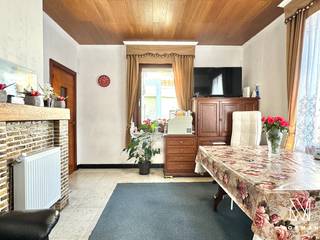 Welkom bij deze hoekwoning op een rustige landelijk ligging, maar eveneens vlakbij het centrum in Bavikhove!<br /><br />Bij het betreden van deze woning komt u binnen in de ruime inkomhal, waarbij u aansluitend de leefruimte en de uitgeruste keuken vindt.<br />Via de lichtrijke gang heeft u toegang tot de bijkeuken en kunt u de eerste, gelijkvloerse badkamer betreden, uitgerust met een douchebad en wastafel. Hier heeft u ook de mogelijkheid om uw wasmachine en droogkast te plaatsen. Naast de badkamer is er nog een apart toilet.<br /><br />Verder is er op het gelijkvloers een kelder, met voldoende bergruimte, waar u de recente condensatieketel vindt.<br /><br />Op de verdieping zijn er drie volwaardige en ruime slaapkamers, alsook een tweede badkamer, uitgerust met een douche, wastafel en toilet.<br /><br />De geïsoleerde zolder is bereikbaar via een vaste trap. Deze kan worden ingericht als vierde slaapkamer of kan worden gebruikt als extra bergruimte.<br /><br />Tot slot heeft u via het aangename terras, met doorgang naar de straat, toegang tot maar liefst twee ruime ateliers die perfect kunnen dienen als werkplaats, hobbyruimte of extra berging. Boven de ateliers zijn er nog twee extra zolderruimtes, bereikbaar via een vaste trap.<br /><br />TROEVEN:<br />+ EPC C (geen renovatieverplichting)<br />+ Elektriciteit conform<br />+ Overal centrale verwarming op gas met recente CV-ketel<br />+ Werkatelier<br />+ Landelijke ligging