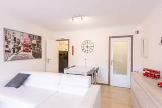 Gebruiksklare studio met ruim terras, op slechts enkele passen van de Zeedijk en het strand. Het terras is ruim en kijkt uit op de duinen wat zorgt voor een waar vakantiegevoel. <br />Gunstige ligging weg van de drukte maar op korte afstand van het bruisend centrum en de Zeedijk. <br /> <br />Indeling: inkomhal met vestiairekast, een apart toilet, een aangename leefruimte met veel licht, een verzorgde keuken en een mooie badkamer. <br />Aan de voorzijde een tof terras, genietend van aangename open zichten. <br /> <br />De locatie is zonder twijfel een grote troef. Zo bent u te voet of met de fiets slechts enkele minuten verwijderd van alle belangrijke voorzieningen. <br /> <br />Interessante investering voor zowel eigen gebruik als voor (vakantie)verhuur. <br />Goede EPC-score &amp; blanco elektriciteitskeuring. Verder nog een private kelder aanwezig in het gebouw.<br /> <br />Bezoeken of meer informatie? <br />Contacteer Willem Cauwels op Tel. 050/89.27.70.