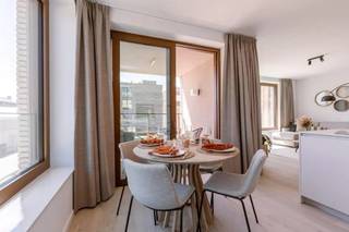 Découvrez ce bel appartement meublé d'une chambre au premier étage de la récente et prestigieuse Résidence O'Sea. Cet élégant appartement, construit en 2022, a été fini avec des matériaux de qualité et durables et offre un grand confort de vie dans un emplacement de choix, à seulement 100 mètres de la plage. Le salon lumineux donne sur une agréable terrasse où vous pourrez profiter du bon air marin en toute tranquillité. La finition moderne se poursuit dans la chambre spacieuse et la salle de bains élégante avec douche à l'italienne. Grâce à l'excellente isolation et aux techniques de construction contemporaines, l'appartement bénéficie d'une étiquette énergétique A, garantissant un environnement de vie économe en énergie et durable. L'appartement est vendu entièrement meublé et dispose également d'un local à vélos commun. Cette propriété est donc idéale non seulement comme résidence principale ou secondaire à la mer, mais aussi comme investissement intéressant.