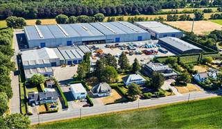 <span>Magazijn Unit C009 - 200m²</span><br /><br />- 2 parkeerplaatsen<br />- draagkraht vloer 5.000kg/m² (=50kN/m²)<br />- vrije hoogte 9m<br />- 1 sectionaal poort<br />- lichtstaten<br />- sanitaire<br />- verlichting 200 Lux<br />- omheind terrein<br />- wateraansluiting<br />- branddetectie-puntdetectoren<br /><br />(geen gasaansluiting-verwarming/koeling)
<table>
<tbody>
<tr>
<td></td>
</tr>
</tbody>
</table>