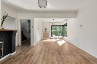 Vrijstaande woning op een rustige toplocatie in De Pinte<br /><br />In een rustige en groene woonomgeving, vlakbij de ingang van het Parkbos, bevindt zich deze charmante, vrijstaande woning met drie slaapkamers. <br /><br />Winkels, scholen, openbaar vervoer en de fietsostrade richting Gent bevinden zich op korte afstand. De woning biedt aangename en lichtrijke leefruimtes en beschikt over een ruime tuin met een gunstige oriëntatie. De combinatie van een rustige ligging, een groene omgeving en een uitstekende bereikbaarheid maakt van deze woning een bijzonder aantrekkelijke woonplek.<br /><br />Bezoekdag: zaterdag 4 juli - reserveer je bezoekslot online via dewaele.com<br /><br />De algemene voorwaarden van Dewaele DIY kunt u steeds raadplegen via dewaele.com.<br /><br />Dit pand is onderworpen aan de renovatieverplichting van de Vlaamse overheid voor residentiële gebouwen (behoudens bij sloop binnen 5 jaar na de aankoop). Consulteer voor meer informatie de website van het Vlaams Energie- en Klimaatagentschap via https://www.vlaanderen.be/een-woning-kopen/renovatieverplichting-voor-residentiele-gebouwen<br /><br />Bestuursmaatregelen in het maatregelenregister: nee