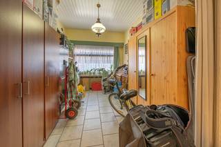 <p>Cette maison à rafraîchir bénéficie d’une excellente situation au cœur de Willebroek, à quelques pas des commerces, des écoles, des établissements horeca et de toutes les autres commodités.</p><p>Au rez-de-chaussée, un hall d’entrée donne accès au séjour. Grâce à la coupole de toit colorée, cette pièce bénéficie d’une belle luminosité naturelle et offre suffisamment d’espace pour aménager un coin salon convivial ainsi qu’une salle à manger. La cuisine se trouve à côté de la salle de bains, laquelle dispose d’une douche et d’un raccordement pour machine à laver.<br />Au premier étage, vous trouverez deux chambres spacieuses. Sous la toiture se trouve également une chambre supplémentaire, qui peut également être aménagée en espace de loisirs ou en bureau.</p><p>À l’arrière, la maison dispose d’un agréable jardin. Un atout majeur est le passage situé à l’arrière, qui permet d’accéder directement au jardin, ce qui est particulièrement pratique pour ranger les vélos.</p><p>Grâce à la proximité des transports en commun et des principaux axes routiers tels que l’A12, l’E19 et la N16, vous bénéficiez également d’une excellente connexion vers Anvers, Bruxelles et Malines.</p><p><strong>Informations complémentaires :</strong> vente avec respect du contrat de location en cours.</p><p><strong>Informations urbanistiques :</strong> Vg - Wg - Gmo - VKr - Gvv</p><p>Plus d’informations et documents disponibles via www.malines-group.be.</p>