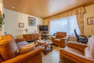 Ontdek deze ruime woning die tal van mogelijkheden biedt dankzij de slimme indeling. De woning is gelegen op wandelafstand van het strand en vlakbij het bruisende stadscentrum. De woning werd ingedeeld als volgt: Inkomhal die rechtstreeks toegang biedt tot de eerste badkamer en het toilet, de ruime leefruimte met aanpalende veranda die toegang verleent tot de binnenkoer, slaapkamer, toilet, keuken met eetruimte en de garage. Tussen het gelijkvloers en de eerste verdieping bevindt zich het derde toilet en tweede badkamer. Tot slot treffen we op de eerste verdieping 3 ruime slaapkamers, een tweede leefruimte en keuken met aanpalend terras. Enkele troeven: Parkeerplaats voor de garagepoort, meer dan 200m² bewoonbare oppervlakte en geen renovatieverplichting.