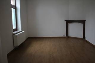Dit centraal gelegen duplex appartement werd reeds volledig opgeknapt en is zeer centraal gelegen nabij verschillende invalswegen en heeft geen...