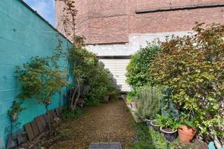 <p>Bent u op zoek naar een woning met 2 slaapkamers, met de mogelijkheid tot 3, en een ruime tuin in het centrum van Gent? Dan hebben wij precies wat u zoekt!</p><p>De woning is gelegen in de Kiekenstraat in Gent, op korte afstand van het stadscentrum en in een aangename, goed bereikbare buurt. In de nabije omgeving vindt u tal van winkels, scholen, openbaar vervoer en alle nodige voorzieningen. Bovendien geniet u hier van een uitstekende bereikbaarheid dankzij de nabijheid van belangrijke invalswegen en diverse openbaarvervoersmogelijkheden. Dankzij deze gunstige ligging combineert de woning het comfort van rustig wonen met de nabijheid van het bruisende stadsleven — ideaal voor wie centraal en praktisch wil wonen.</p><p>Indeling:<br />GLV: Bij binnenkomst betreedt u de inkomhal, die toegang biedt tot de keuken. Vanuit de keuken bereikt u de ruime leefruimte met zicht op de verzorgde en ruime tuin.<br />1steV: Via de trap komt u terecht in de slaapkamer en de badkamer.<br />2deV: Deze verdieping biedt een open ruimte die nog volledig kan worden ingedeeld in twee extra slaapkamers.</p><p>Interesse? Contacteer ons gerust voor meer informatie of om een bezoek in te plannen.</p>