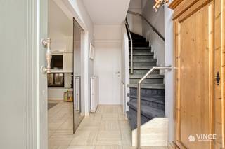 Deze goed onderhouden, lichtrijke en energievriendelijke woning van ca. 168m<sup>2</sup> (cfr EPC) is gelegen in een rustige straat, midden in het charmante Mariaburg in Brasschaat.<br /><br />Bij binnenkomst wordt u meteen verwelkomd door een aangenaam gevoel van ruimte.<br />De aangename leef- en eetkamer genieten van veel natuurlijk licht en worden sfeervol van elkaar gescheiden door een doorkijkhaard, ideaal voor gezellige winteravonden.<br /><br />De halfopen keuken staat in verbinding met de eetkamer en biedt bovendien rechtstreeks toegang tot het mooi aangelegde terras met vijver. Aansluitend bevindt zich de praktische bijkeuken, waar aansluitingen voorzien zijn voor wasmachine en droogkast.<br /><br />Op de bovenverdieping bevinden zich twee slaapkamers. De ruime master bedroom beschikt over een ensuite badkamer, uitgerust met een inloopdouche, dubbele lavabo en toilet.<br />De tweede, aangename slaapkamer heeft een draaitrap die toegang geeft tot een gezellige mezzanine. Deze extra ruimte biedt tal van mogelijkheden en kan bijvoorbeeld ingericht worden als bureau, hobbyruimte of extra slaapgelegenheid. Verder is er ook nog een bergruimte voorzien. Mits een kleine ingreep kan er binnen het bestaande volume een derde slaapkamer gemaakt worden. Mits verdere uitbouw zijn er nog vele andere mogelijkheden.<br /><br />Ook buiten heeft deze woning heel wat te bieden. Op het terras met mooi aangelegde vijver kunt u heerlijk genieten van de groene omgeving. De ruime, goed onderhouden tuin vormt bovendien een echte oase van rust en groen.<br />Daarnaast beschikt de woning over een garage met zijdeur en een ruime hobby- of opslagruimte (ca.28m<sup>2</sup>). Deze extra ruimte is ideaal voor de handige klusser, hobbyist of zelfstandige en biedt tal van mogelijkheden.<br /><br />Kortom, een veelzijdige woning met ruimte, licht en groen op een rustige en aantrekkelijke locatie.<br /><br />Wordt dit uw nieuwe thuis?<br />Neem vandaag nog contact met ons op voor een bezichtiging!