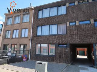 Recent volledig gerenoveerd 1-slaapkamerappartement inclusief garagebox.<br />Op een rustige ligging binnen de ring bevindt zich dit recent volledig gerenoveerde 1-slaapkamerappartement met een bewoonbare oppervlakte van maar liefst 81 m².<br />Het appartement beschikt over een privé inkom, wat zorgt voor extra privacy en comfort. De ruime leefruimte sluit aan op een volledig nieuw geïnstalleerde keuken voorzien van alle hedendaagse gemakken. Verder is er een ruime slaapkamer en een verzorgde badkamer uitgerust met douche en toilet. Buiten geniet u van een voortuin en een achterliggend terras aan de slaapkamer, ideaal om in alle rust te ontspannen. Onmiddelijk beschikbaar! Slechts € 15/maand vaste kosten! EPC label C.<br />Een instapklaar appartement op een gunstige en rustige locatie. Neem gerust contact op voor meer informatie of een bezoek ter plaatse via mijn huurprofiel.