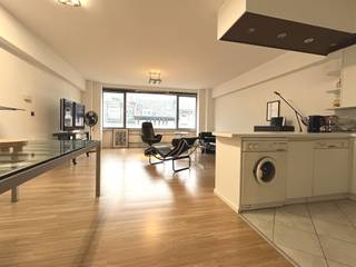 Ontdek dit aangename en instapklare appartement dat comfort en praktische indeling perfect combineert. Het terras aan de slaapkamer zorgt voor een rustige plek om te ontspannen. Vooraan treft u de ruime en lichte woonkamer met aansluitend de volledig geïnstalleerde keuken, uitgerust met alle toestellen die blijven staan. Ideaal voor wie meteen zorgeloos wil intrekken.Het appartement beschikt over twee slaapkamers en een badkamer die uitgerust is met een hoekbad, douche, dubbele lavabo en toilet. Alles is volledig functioneel en netjes afgewerkt, zodat je zonder extra kosten kunt verhuizen. Wens je liever een gemeubeld appartement? Dat is eveneens bespreekbaar. Extra berging in de kelderverdieping.Laat deze kans u niet voorbij gaan en plan alvast een afspraak: 03.259.04.04Abricasa – Vastgoed voor generaties: Jouw vastgoedpartnerWil je jouw eigendom verkopen of zoek je een vastgoedmakelaar voor verhuur of beheer?Abricasa biedt persoonlijke begeleiding bij al uw vastgoedvragen, van begin tot eind. Leer ons kennen!