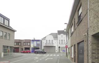 Op zoek naar een recent, instapklaar commercieel gelijkvloers of kantoorruimte op een zichtlocatie? Dit pand, gelegen in de gekende Warandestraat...