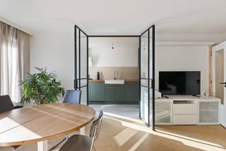 Gerenoveerd appartement met 2 slaapkamers te Antwerpen!<br /><br />Bent u op zoek naar een tof appartement met 2 slaapkamers en terras in het Antwerpse?<br />Kom dan zeker eens een bezoekje brengen naar dit net gerenoveerd appartement.<br /><br />Het appartement is gelegen op de 7ste verdieping van een gebouw dat voorzien is van een lift.<br /><br />U betreedt het appartement via de inkomhal dewelke u begeleid naar de leefruimte. Deze straalt direct warmte uit dankzij de prachtige, authentieke parketvloer.<br />Via een stijlvolle glazen deur bereikt u de volledig uitgeruste keuken, voorzien van alle moderne comfort: een vier-pits gasvuur, ingebouwde oven, microgolfoven en een dubbele spoelbak.<br />De badkamer is onlangs volledig gerenoveerd geweest en is ingericht met een comfortabel ligbad en een modern lavabomeubel met dubbele wastafel. Het appartement beschikt verder over een gastentoilet met handenwasser en een handige wasplaats. Het appartement beschikt over 2 slaapkamers (14 en 9 m²) .<br /><br />Als kers op de taart geniet u op het terras van een heerlijk buitenmoment met panoramisch zicht.<br /><br />Er dient apart een dubbele autostaanplaats verplicht aangekocht te worden voor 35.000 euro <br /><br />PLUSPUNTEN<br />+ Gunstig EPC<br />+ Lift aanwezig<br />+ Lichtrijk<br />+ Dubbele staanplaats beschikbaar<br /><br />Heeft u interesse in dit instapklaar appartement? Neem dan contact op met VB Vastgoed via 03 337 50 70 of info@vbvastgoed.be.