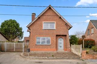 Deze ruime open bebouwing in Linter is een potentiële droomwoning voor wie op zoek is naar veel ruimte en rust. Gelegen in een rustige straat met uitzicht op de velden is dit een ideale kans om rustig en groen wonen te combineren. De gelijkvloers biedt ons een inkomhal, ruime leefruimte, een open keuken met eetplaats, een aparte wasplaats en nog heel veel polyvalente ruimtes die zouden kunnen dienen als extra slaapkamers, als hobbyruimte (werd gebruikt als opnamestudio) of zelfs voor mensen die graag iets in bijberoep willen starten. De ruimte en voorzieningen zijn alvast aanwezig. Op de eerste verdieping vinden we nog 3 slaapkamers terug, een badkamer en een apart toilet. De garage en meerdere parkeerplaatsen zijn ook een extra troef voor deze woning. Deze kunnen zowel gebruikt worden voor bezoekers of eigen gebruik maar ook als parkeerplaatsen voor een eventueel bijberoep.