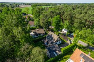 Deze woning is gelegen in een bijzonder rustige en doodlopende straat. Recht tegenover de woning bevindt zich een prachtig bosgebied.<br /><br />Bij het betreden van de woning komt u terecht in een praktische inkomhal met apart gastentoilet. De lichtrijke woonkamer sluit naadloos aan op de recent vernieuwde keuken. Achter een subtiel weggewerkte wand bevinden zich de berging en de wasvoorzieningen, wat bijdraagt aan het praktische comfort van de woning.<br /><br />Op de eerste verdieping bevinden zich twee ruime slaapkamers en een badkamer. De woning beschikt bovendien over een garage van 20 m² met directe toegang tot de tuin, wat extra praktisch comfort biedt in het dagelijks gebruik.<br /><br />De oprit is volledig aangelegd en biedt comfortabel parkeren op eigen terrein. Het perceel is bovendien volledig afgesloten en voorzien van een toegangspoort, wat zorgt voor extra privacy en veiligheid. Buiten geniet u van een zuidwest-georiënteerde tuin, een absolute troef. <br /><br />Tot slot kan het EPC-label met enkele eenvoudige en budgetvriendelijke ingrepen vlot worden verbeterd naar een label B, wat niet alleen het wooncomfort verhoogt, maar ook een mooie meerwaarde biedt op lange termijn.<br /><br />Wenst u meer info of een bezoek ter plaatse? Contacteer Neon Vastgoed op 03/336.88.88 of via info@neonvastgoed.be.
