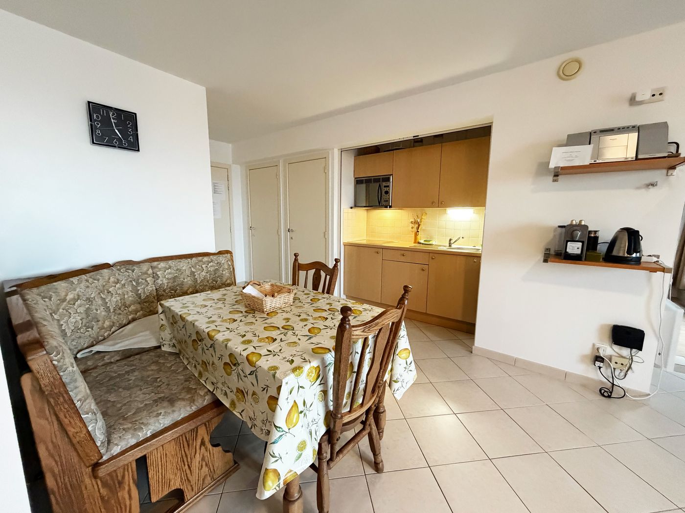 Gemeubeld 1-slaapkamer appartement met 2 terrassen op de Zeedijk van Blankenberge - photo 4