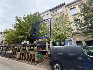 <p><span>Informatie appartement</span></p><p><span>Dit instapklare en volledig gemeubelde duplex appartement ca. 72 m² is gelegen in het hart van t Zuid. Het appartement bevindt zich op de 1ste en 2e verdieping van een kleinschalig gebouw en omvat op de 1ste verdieping een lichtrijke leef- en eetruimte op parketvloer met keuken. Op de 2e verdieping bevinden zich een zeer ruime slaapkamer en een badkamer met douche-in-bad, lavabo en toilet. Het appartement is volledig uitgerust met een dubbel bed, tv, kasten, zetel, tafel en stoelen, servies, kookgerei en bed- en badlinnen. Het is onmiddellijk beschikbaar en kan zowel voor KORTE termijn (enkele maanden) als voor LANGERE termijn (vanaf 1 jaar) worden gehuurd. De huurprijs voor een lange termijn vanaf één jaar bedraagt 1.900 euro per maand, inclusief nutsvoorzieningen, wifi en gemeenschappelijke kosten. Voor een huurperiode van enkele maanden bedraagt de huurprijs 2.350 euro per maand, eveneens inclusief alle voorzieningen. Er wordt gewerkt met een contract naar gemeen recht en het appartement wordt uitsluitend aangeboden als tweede verblijf, waarbij de huurder zijn hoofdverblijf elders heeft. </span></p><p><span> </span></p><p><span>Indeling</span></p><p><span>Verdieping 1</span></p><ul><li><span>Een lichtrijke leef- en eetruimte op parketvloer. </span></li><li><span>De keuken, ingericht met een oven, lavabo, gasvuur, dampkap, koelkast met vriesvak en microgolfoven.</span></li></ul><p><span>Verdieping 2</span></p><ul><li><span>Een badkamer op tegelvloer met douche-in-bad, toilet en enkele lavabo. </span></li><li><span>Zeer ruime slaapkamer.</span></li></ul><p><span> </span></p><p><span>Extra's</span></p><ul><li><span>Overal voorzien van verlichting en gordijnen. </span></li><li><span>Meubels: dubbel bed, tv, kasten, servies, potten en pannen, zetel, tafel, stoelen, bed- en badlinnen, etc.</span></li></ul><ul><li><span>EPC: label C</span></li><li><span>Elektrische keuring: conform AREI.</span></li></ul><p><span> </span></p><p><span>Huur informatie</span></p><ul><li><span>Beschikbaarheid: onmiddellijk</span></li></ul><ul><li><span>Verplichte aansluiting brandpolis door huurder.</span></li><li><span>Huurcontract naar gemeen recht met opzegmogelijkheid voor verhuurder en huurder met een opzegtermijn van 1 maand.</span></li></ul><p><span> </span></p><ul><li><span>Korte termijn (< 1 jaar): </span></li></ul><p><span>- Huurprijs: 2.050 EUR/maand + 300 EUR/maand forfaitaire kosten voor verbruik nutsvoorzieningen, gemene delen en gebruik van wifi. </span></p><p><span>- Waarborg: 1 maand huur (o.b.v. 2.050 EUR EUR)</span></p><p><span>- Ingaande plaatsbeschrijving + inventaris meubels: onderling (kosteloos) </span></p><p><span> </span></p><ul><li><span>Lange termijn (vanaf 1 jaar): </span></li></ul><p><span>- Huurprijs: 1.600 EUR/maand + 300 EUR/maand forfaitaire kosten voor verbruik nutsvoorzieningen, gemene delen en gebruik van wifi. </span></p><p><span>- Waarborg: 3 maanden huur (o.b.v. 1.600 EUR)</span></p><p><span>- Ingaande plaatsbeschrijving + inventaris meubels: 275 EUR excl. 21% BTW.</span></p><p><span> </span></p><p><span>Gebouw</span></p><ul><li><span>Pand in goed onderhouden staat, bestaande uit een kelder, handelsgelijkvloers en 4 verdiepingen met 2 appartementen.</span></li><li><span>Geen lift aanwezig. </span></li></ul><ul><li><span>Parlofoon aanwezig.</span></li></ul><p><span> </span></p><p><span>Ligging</span></p><ul><li><span>Rustig gelegen in directe zijstraat van het bruisende Marnixplein met zijn super gezellige restaurantjes.</span></li><li><span>Gezellig veel winkels en horecapanden.</span></li><li><span>Openbaar vervoer binnen handbereik - Velo station achter de hoek.</span></li><li><span>MOBI-score: 9,5/10!</span></li></ul><p><span> </span></p><p><span>De informatie in deze prospect is ter informatieve titel: de kandidaat-huurders moeten hun eigen zaak maken van het verkrijgen, controleren en interpreteren van deze informatie.</span></p><p><span> </span></p>