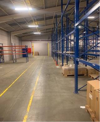 Goed gelegen en polyvalent bedrijfsgebouw te Aartselaar nabij de A12 en op-afrit E19.Magazijn van +/- 1.415m² voorzien van extra mezzanine (+/-...