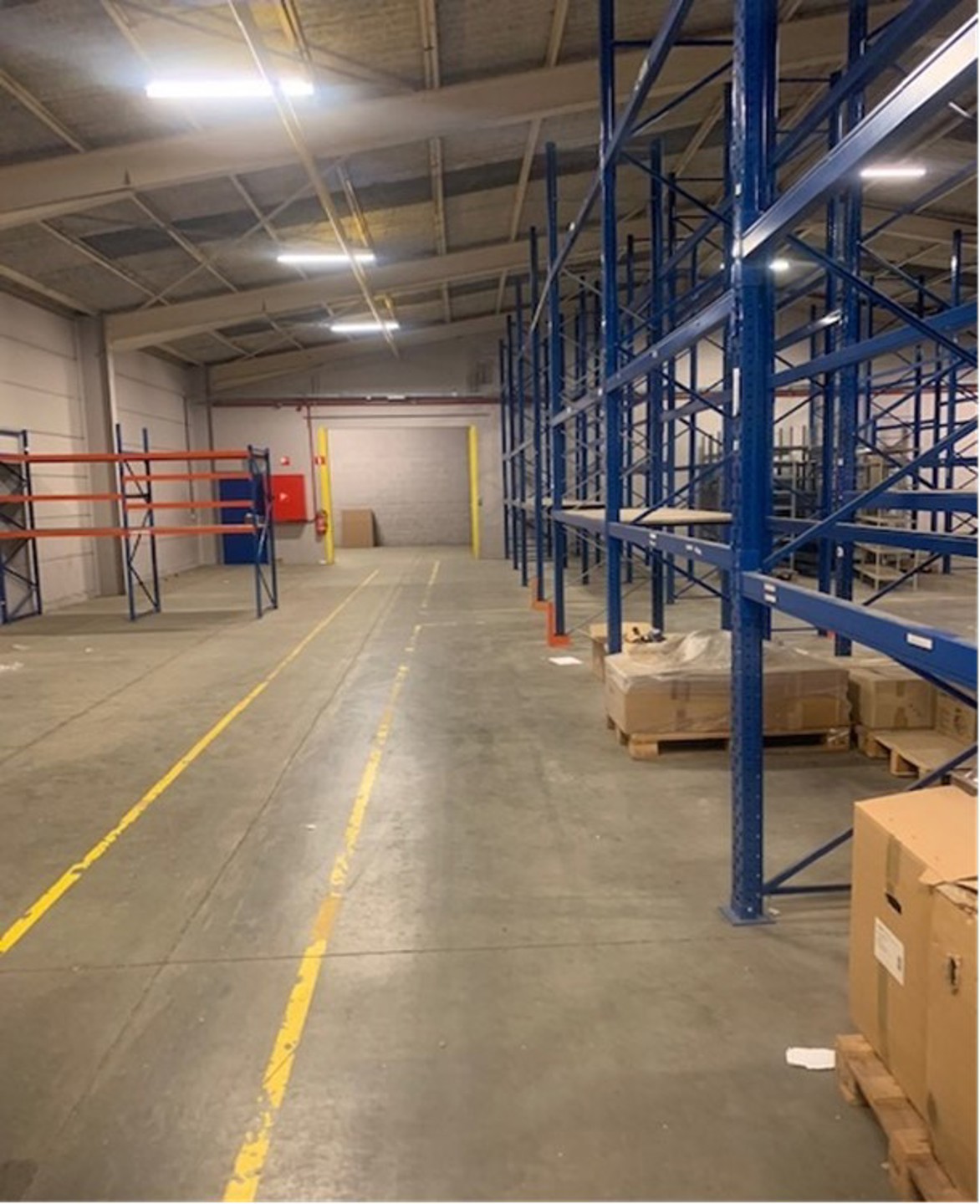 Polyvalent gebouw in Aartselaar: magazijn met kantoor/showroom  - foto 2