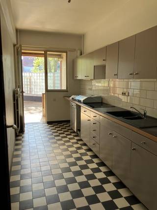 Op zoek naar rust in de stad? Dan moet je zeker het appartement in Residence Richelieu bezoeken!<br />In het centrum van Antwerpen vlakbij het Centraal station vindt u dit charmante  gelijkvloerse appartement van 92 m², met een uitzonderlijk ruim privatief terras van 58m² en aansluitend gedeelde tuin met de buur – een zeldzame combinatie in de stad.<br />Via de centrale inkomhal heeft u toegang tot alle ruimtes. Het appartement beschikt over één ruime slaapkamer, een lichtrijke zitkamer en eetkamer, een uitgeruste keuken, een badkamer met een ligbad  en een afzonderlijk gastentoilet. De indeling is logisch en biedt tal van mogelijkheden om het appartement verder te personaliseren.<br />Het appartement komt recht uit the fifties en beschikt nog steeds over de originele blokparket en de slanke stalen raamprofielen.<br />De buitenruimte vormt een absolute meerwaarde: geniet van rust en privacy op uw eigen terras en tuin, midden in de stad.<br />Het appartement beschikt over een privatieve parkeerplaats, bij aan te kopen aan 17.000,00 EUR.<br /><br />appartement 92m²<br />terras 58m²<br />1 slaapkamer<br />autostaanplaats<br />EPC: 384 kWh/m²jr - LABEL D<br />vrij bij akte<br />Verkoopprijs: 298.000 euro en 17.000 euro autostaanplaats<br /><br />info@infinityrealestate.be | www.infinityrealestate.be<br />03 325 69 44