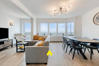 Dans la Résidence DEAUVILLE, nous vous présentons un appartement d’exception bénéficiant d’une <strong>vue frontale sur la mer</strong> et de vues panoramiques sur la plage.<br /><br />Cet appartement spacieux et baigné de lumière combine une situation de premier rang avec <strong>une large façade</strong>, offrant une sensation d’ouverture et une luminosité naturelle abondante.<br /><br />Entièrement rénové, l’appartement dispose d’une surface de<strong> 86 m² </strong>et comprend un hall d’entrée avec toilettes séparées. Le séjour lumineux avec cuisine ouverte entièrement équipée constitue un espace de vie convivial. L’appartement compte trois chambres, chacune équipée d’un lavabo.<br /><br />Vous profiterez également d’une grande terrasse ensoleillée de 30 m², idéale pour apprécier le soleil du matin et de l’après-midi.<br />Le séjour offre une connexion directe avec la vue sur la mer.<br /><br />ATOUTS :
<ul>
<li>Prêt à emménager</li>
<li>Label énergétique C</li>
<li>Nouvelles fenêtres en PVC</li>
<li>Installation électrique conforme</li>
</ul>
<br />De plus, l’appartement dispose d’un <strong>certificat de sécurité incendie</strong> (Vinçotte) conforme au décret sur l’hébergement, ce qui le rend également adapté à la location.