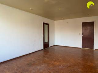 <p><span>Langs de Mechelsesteenweg, ter hoogte van het Hof Van Rieth in Mortsel, vinden we dit instapklare appartement in een kleinschalig gebouw.<br />Het appartement is voorzien van ramen met dubbele beglazing en is uitstekend gelegen in de nabijheid van openbaar vervoer: bushalte, tramhalte en station bevinden zich op wandelafstand.</span></p><p><span>Indeling:</span><span><br />We betreden het gebouw via de centrale inkomhal. Op de tweede verdieping bevindt zich dit gezellige 2-slaapkamerappartement.<br />Vooraan vinden we de ruime leefruimte, die toegang biedt tot de keuken, de veranda en de eerste slaapkamer (12 m²). <br />Achteraan bevindt zich de badkamer, uitgerust met een ligbad en lavabomeubel, evenals een apart toilet. Verder vinden we de tweede slaapkamer (16m²).</span></p><p><span> </span></p><p><span>Nuttige informatie:</span></p><ul><li><span>Gemeenschappelijke kosten: 145euro/maand (inclusief water, verwarming en minuterie gemeenschappelijke delen)</span></li><li><span>Huurwaarborg: 3 maanden </span></li><li><span>Plaatsbeschrijving:  225 euro</span></li><li><span>EPC: 174kWh/(m²jaar)</span></li><li><span>Beschikbaar: onmiddellijk</span></li><li><span>Kelder aanwezig</span></li></ul><p><span> </span></p><p><span>Boek nu zelf ONLINE uw afspraak in. Surf naar het betreffende eigendom op onze website <span>www.habicom.be</span></span><span> en klik op de roze knop </span><span>'PLAN EEN BEZOEK'</span><span>. <br />Kies het moment dat u het beste uitkomt, vul de gevraagde contactgegevens in en klik nadien op verzenden om te bevestigen.</span></p><p><span> </span></p>