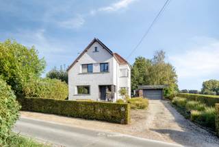 VALIMMAS verkoopt in het landelijke en pittoreske Asbeek, aan de voet van de 'Putberg', deze schitterend gelegen vrijstaande woning op 16 are.....