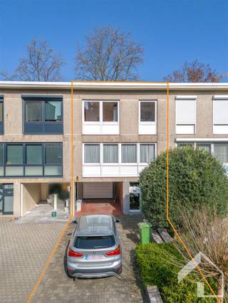 <p><span>Instapklare, ruime woning met 3 slaapkamers, groot terras, gemeenschappelijk onderhouden tuin en garage</span></p><p><span> </span></p><p><span>De instapklare woning, al dan niet op te frissen, heeft een enorm potentieel. Ze is gelegen op een rustige locatie op wandelafstand van supermarkten, openbaar vervoer, scholen,.... Voor ontspanning en natuur zijn er verschillende parken, recreatie en het Bosuilstadion in de directe omgeving. </span></p><p><span>Ideaal voor wie graag alles binnen handbereik heeft. Ook de uitstekende bereikbaarheid richting Antwerpen is een troef. </span></p><p><span> </span></p><p><span>Deze ruime, lichtrijke bel-etage woning betreden we via de inkomhal met gastentoilet. Voorts vinden we beneden een ruime garage, dubbele oprit, technische ruimte en een grote berging/4de slaapkamer? Op de eerste verdieping heb je de open leefruimte met cassette haard, de keuken en toegang tot het prachtig terras via de schuifdeur. Het terras leunt aan bij de gemeenschappelijke tuin, prachtig in het groen en toch vrij van onderhoud. Op de tweede verdieping vinden we 3 volwaardige slaapkamers en de badkamer met inloopdouche en dubbele lavabo terug. </span></p><p><span> </span></p><p><span>EPC label C</span></p><p><span>Zonnetent</span></p><p><span>Fantastische locatie</span></p><p><span>woning met mogelijkheden</span></p><p><span>veel parkeergelegenheid</span></p><p><span> </span></p><p><span>Zin om de handen uit de mouwen te steken en je eigen thuis te creëren op een toplocatie? We begeleiden jullie graag.</span></p><p><span>Ook voor een waardebepaling van je eigen woning kan je bij ons terecht.</span></p><p><span> </span></p><p><span>Contacteer Immo Matrix-Kolum voor meer info en plan uw bezoek.</span></p><p><span> </span></p>
