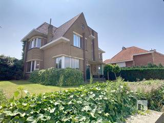 Ben je op zoek naar een woning met een ziel, ruimte én potentieel? Dan is deze charmante gezinswoning met opvallende art-decogevel beslist...