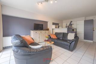 Zeer ruim gemeubeld 2 slaapkamer appartement met ideale ligging. Ten midden van de winkelstraat in Nieuwpoort bad ligt alles hier op wandelafstand. <br />75 EUR voorschot op de syndicuskosten.<br />EPC = 205