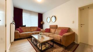 <div>Bij ImmoFusion 7/7 “open huis” : klik op onze 3D-TOUR.</div>
<div>Ervaar vastgoed alsof je er zelf doorloopt!</div>
<div></div>
<div>In een kleinschalige residentie bestaande uit slechts twee appartementen bevindt zich dit volledig vernieuwde gelijkvloerse appartement in Heusden. Dankzij de grondige renovatie in 2012 is deze appartement volledig instapklaar en geldt er geen renovatieplicht.</div>
<div>Bij het binnenkomen heeft u via de inkomdeur rechtstreeks toegang tot uw privatieve appartement. De lichtrijke leefruimte sluit naadloos aan op de keuken, wat zorgt voor een aangenaam en open gevoel.</div>
<div>Vanuit de woonkamer bereikt u de eerste slaapkamer. De tweede slaapkamer is toegankelijk via de keuken, wat ook ideaal kan zijn als bureau, hobbyruimte of kinderkamer.</div>
<div>De keuken werd vernieuwd met een kwalitatieve Xena-keuken en biedt toegang tot het terras en de aangename tuin — perfect om te genieten van rust en privacy.</div>
<div></div>
<div>Pluspunten:</div>
<div></div>
<div><span> - Een praktische berging</span></div>
<div><span> - Een badkamer met ligbad</span></div>
<div><span> - Vernieuwde binnendeuren</span></div>
<div><span> - Geïsoleerd dak</span></div>
<div><span> - Vernieuwde water- en elektriciteitsleidingen </span></div>
<div><span> - Ventilatiesysteem C en D</span></div>
<div><span> - Geen renovatieplicht </span></div>
<div><span> - Gelijkvloers met tuin en terras</span></div>
<div>- Gasverwarming</div>
<div><span> - Kleinschalige residentie (slechts 2 appartementen)</span></div>
<div><span> - Instapklaar<br /><br />Maatregelen opgenomen in het Maatregelenregister: nee<br /></span></div>
<div></div>
<div>Voor een bezichtiging ter plaatse of meer info, bel ons op 078/78.78.70, of kom gewoon binnen op ons kantoor, steeds welkom!</div>
<div></div>