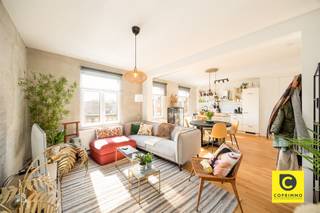 <p><span>Welkom in dit prachtig appartement gelegen in het Antwerpen 2020 district. Gelegen op de derde verdieping biedt dit stijlvolle 2-slaapkamerappartement het perfecte evenwicht tussen comfort, functionaliteit en hedendaags design. De ideale plaats om uit te blazen na een drukke dag, afgeschermd van de stedelijke bedrijvigheid. Tegelijkertijd vind je alles wat je zoekt vlakbij, met het openbaar vervoer en winkels op wandelafstand, maar ook de voornaamste invalswegen die maar op een steenworp verwijdert zijn. <br /><br /></span><span>Indeling</span></p><p><span> </span></p><p><span>We komen binnen in de ruime woonkamer met geïntegreerde keuken, wat tevens het hart van het appartement vormt. Drie grote ramen laten een overvloed aan natuurlijk daglicht binnen, wat het ruimtegevoel alleen maar verder benadrukt. De aanwezige oppervlakte biedt meer dan genoeg plaats voor een gezellig salon en een eettafel. De open keuken met modern design omvat alle nodige toestellen: oven, koelkast, keramisch vuur met dampkap en vaatwasser zijn allemaal aanwezig. De houten vloer in combinatie met de geschilderde bakstenen muur geeft deze ruimte zijn unieke en warme karakter. </span></p><p><span> </span></p><p><span>Naast de leefruimte bevindt zich een eerste slaapkamer; de grootste van de twee. Hier is voldoende plaats voor een groot bed en de nodige kasten te plaatsen.</span></p><p><span>Via een hal aan de andere zijde van het appartement vinden we achteraan de tweede slaapkamer. Deze zou ideaal zijn om in te richten als bureau ruimte maar deze kan net zo goed dienen als kinderkamer of babykamer. HIer is ook toegang tot een leuk balkon.</span></p><p><span>De moderne badkamer is voorzien van ruime inloopdouche met hedendaags design en regendouche, die van zelfs de vroegste ochtenden een ontspannen moment kunnen maken. Een strak lavabomeubel met praktische opbergruimte en handdoekradiator maken het geheel af.</span></p><p><span>Verder is er nog een extra ruimte waar de aansluiting voor wasmachine/droogkast te vinden is, alsook een apart toilet.</span></p><p><span> </span></p><p><span>Bij de renovatie werd de gevel deels geïsoleerd. Dit in combinatie met de recente gasketel maakt dat er een zeer gunstig EPC label werd afgeleverd.</span></p><p><span>Ten slotte beschikt het gebouw nog over een gemeenschappelijke fietsenberging.</span></p><p><span> </span></p><p><span>Troeven</span></p><p><span> </span></p><ul><li><span>Recente renovatie</span></li><li><span>Ruime en lichtrijke leefruimte</span></li><li><span>Zeer goed EPC met B-label</span></li><li><span>Lage maandelijkse kost (€ 43 / maand)</span></li><li><span>fietsenberging beschikbaar</span></li></ul>