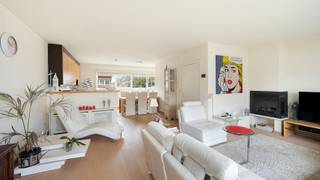 In een rustige doodlopende straat, vlak bij Duinenwater, bevindt zich deze uitstekend onderhouden woning met drie slaapkamers, een garage en een stadstuin. De woning is gelegen in een residentiële en aangename buurt met uitsluitend plaatselijk verkeer, wat garant staat voor een rustige en veilige woonomgeving. Voor de woning is er parkeergelegenheid. Hier geniet u van alle rust, terwijl de Zeedijk, het strand en het bruisende commerciële centrum van Knokke zich op slechts enkele minuten fietsen bevinden. Deze woning combineert een serene ligging met een uitstekende bereikbaarheid en vormt zo de ideale uitvalsbasis voor zowel permanente bewoning als een tweede verblijf.<br /><br />Indeling:<br />inkomhal, garage, polyvalante tuinkamer (bureau, slaapkamer, hobbyruimte), met toegang tot leuke stadstuin met terrassen. <br />Overloop met toilet, lichtrijke leefruimte met toegang tot terras, uitgeruste keuken, berging.<br />Nachthall, badkamer, twee slaapkamers (mogelijks drie) zolder.<br />Parking voor de deur.<br /><br />Bezoeken? Graag na afspraak met Avantimmo op het nummer 050 62 50 55