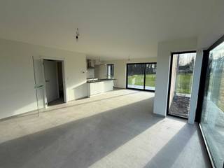 Te huur in Kruisem: 2 nieuwbouwwoningen.<br /><br />In de Warandestraat stellen wij 2 nieuwbouwwoningen te huur. Deze moderne woningen, opgeleverd in 2026, maken deel uit van een project van 4 halfopen bebouwingen waarvan er reeds 2 verhuurd zijn. Wil je kans maken om woning nr 1 of 1b te huren? Geef je dan nu op voor de bezoekdag op zondag 15 februari 2026 en vul het formulier in via onderstaande link:<br /><br />https://docs.google.com/forms/d/e/1FAIpQLScse7HFnRM5CuVUuvntHjAjBOflCMYhXNY77gzV2zeQtn5UlA/viewform?usp=publish-editor<br /><br />Wij contacteren je dan om een concreet bezoekuur af te spreken. Bezoek is enkel mogelijk op uitnodiging.<br /><br />De woningen zijn compleet nieuw en klaar voor hun eerste huurders. Ze bevatten alles wat je van een moderne woning kan verwachten:<br /><br />- Carport<br />- Inkom met toilet<br />- Ruime open en compleet ingerichte leefkeuken<br />- Ruime en lichte woonruimte<br />- Zuidgerichte grote tuin met een ruim terras<br />- Totale oppervlakte van woning met huisnummer 1 is 796m² en 929 m² bij woning met huisnummer1b<br />- 3 slaapkamers<br />- Apart toilet op verdiep<br />- Badkamer met inloopdouche<br /><br />De woningen hebben vloerverwarming op beide verdiepingen. Overal wordt verwarmd met een warmtepomp. In combinatie met de zonnepanelen, zorgt dit voor heel energiezuinige woningen. De verluchting is een systeem D en er is uiteraard aansluiting voor internet/TV. De energiescore wordt binnenkort bepaald. Dit zijn in principe BEN woningen dus heel energiezuinig.<br /><br />De locatie is ideaal voor gezinnen. Het centrum van Kruisem, supermarkten, kinderdagverblijf, sportgelegenheden en openbaar vervoer zijn allemaal op wandelafstand beschikbaar. De oprit van de E17 ligt op 3,5 km. De tuinen van de woningen grenzen aan een bos dus rust in de tuin is gegarandeerd.<br /><br />Dit is een exclusieve kans voor wie in een mooie omgeving wil wonen in een splinternieuwe energiezuinige woning met ruime tuin.