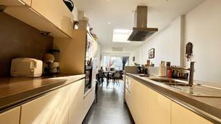 Welkom in deze charmante woning met volgende indeling:Bij het betreden van de woning komt u in een open inkomhal met fietsenberging, aansluiting voor...