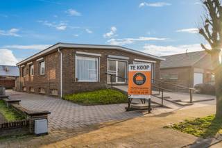 Te moderniseren woonhuis met drie slaapkamers en volledige onderkeldering.De inkomhal biedt toegang tot de woonkamer, eethoek en de aansluitende...