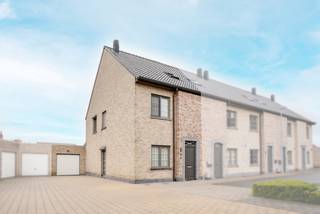Wonen in een rustige buurt? Deze recente woning (2011) is gelegen in en doodlopende straat te Stasegem. Bovendien zijn voorzieningen nooit veraf. Met een gunstig EPC (label B) is deze woning alvast klaar voor de toekomst.<br /><br />Waarom deze woning?<br />- centrale maar rustige ligging: winkels, scholen,... op wandelafstand<br />- voldoende parkeerplaatsen en een eigen garage<br />- 3 ruime slaapkamers met heel wat extra bergruimte<br />- energiezuinig (EPC B)<br /><br />De inkomhal met gastentoilet en technische berging leidt naar een lichtrijke leefruimte met open keuken en direct zicht op de tuin. Op de eerste verdieping bevinden zich twee volwaardige slaapkamers, een moderne badkamer met extra toilet. De vaste trap brengt u naar de dakverdieping waar een derde grote slaapkamer aanwezig is samen met een praktische bergruimte.<br /><br />De woning beschikt over een onderhoudsvriendelijke tuin met toegang tot de aangebouwde garage. Erg praktisch voor het plaatsen van de wagen, fietsen, ...<br /><br />Bezoek inplannen? Contacteer ons vandaag nog! <br /><br />EPC: 129 kWh/m²/jaar - LABEL B<br />Referentie: YP/25152/TK<br /><br />Bestuursmaatregelen in het maatregelenregister: nee