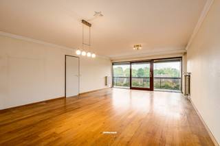 Het appartement is gelegen op de 3e verdieping van de klassevolle residentie "Hof van Bourgondië".<br />Een locatie in alle rust, eigen aan het gegeerde Kristus Koning, op wandelafstand van centrum Brugge, de vestigingen, het Graaf Visartpark, sport- en ontspanningsfaciliteiten,... Daarnaast zorgt de goede bereikbaarheid via de expresweg voor een optimale ligging tov autostrade, kust,...<br /><br />Dit prachtige en omvangrijke appartement beschikt over een schitterend ruim terras aan de achterzijde of zuidzijde, waardoor u de HELE DAG VAN DE ZON KAN GENIETEN.<br /><br />Het uiterst lichtrijke appartement werd uiterst rationeel ingedeeld en beschikt over een ruime inkomhal, een brede en lichtrijke leefruimte, keuken een berging, 2 riante slaapkamers, badkamer en een apart toilet. De leefruimte is aangenaam breed, waardoor u zich in een heel lichtrijk appartement bevindt met open zicht op de groene tuin. Het appartement vraagt een opfrissing om te voldoen aan het hedendaagse wooncomfort maar de goede indeling in combinatie met de degelijke structuur bieden hiervoor een goede basis. <br />De woonst kreeg recent een nieuwe en zuinige CV-ketel wat ook uit het E-peil met label B blijkt!!<br /><br />Bij het appartement kan er een ondergrondse dubbele garagebox aangekocht worden. <br /><br />Plan snel jullie bezoek in via 050 45 03 45 of via info@delbecque.immo.