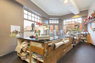 <p>Dit hoekpand, gelegen te Fredericusstraat en Kaphaanlei, geniet van een goede zichtbaarheid en een strategische ligging in Mortsel. De locatie biedt vlotte verbindingen naar de stad, openbaar vervoer, winkels en invalswegen.</p>
<p>Het pand is momenteel ingericht als handelspand met woonst. Deze kan - indien gewenst - omgevormd worden tot louter woonst. Er geldt een renovatieplicht, wat ruimte laat voor een herinrichting naar eigen invulling.</p>
<p>INDELING:<strong><br />Kelder</strong>: opslagruimte<br /><strong>Gelijkvloers</strong>: handelsruimte (slagerij) met koelcel, keuken, opslagruimte en nachthal.<br /><strong>Verdieping 1</strong>: nachthal, woonkamer, slaapkamer/bureau en badkamer.<br /><strong>Verdieping 2</strong>: nachthal en drie slaapkamers.</p>
<p>Benieuwd om te komen kijken of graag exact weten wat mogelijk is?</p>
<p>Contacteer ons gerust voor meer info of een bezoek via 0492 83 88 19 of jarno@groepvanhaute.be</p>