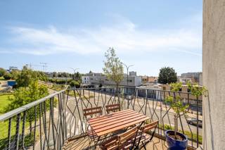Op het mooiste verdiep van dit modern gebouw met groen dak bevindt zich deze lichtrijke penthouse met mooie uitzichten. Vlot bereikbaar in een aangename omgeving. Geniet van privacy zonder bovenburen. De leefruimte baadt in het licht en sluit aan op een ingerichte keuken met Miele oven/combi microgolf en Miele koelkast en 3 diepvriesvakken, elektrische kookplaat en dampkap Vanuit de woonkamer heb je toegang tot het gezellige zonneterras. Het appartement beschikt over een slaapkamer, dressing en een badkamer met douche/bad. Hedendaagse uitrusting met een hoog-rendement gasketel, warmtepomp die kan dienen als verwarming en koeling, 6 zonnepanelen, een slimme thermostaat met gsm-connectie en een ventilatiesysteem type D, een laadpaal, wat zorgt voor extra comfort en energiezuinig wonen. Fietsenstalling, gemeenschappelijke waterverzachter en afvallokaal, parkeergelegenheid zijn aanwezig. Elektrische installatie conform. Uitstekende EPC-score A -, goed voor een bijzonder laag energieverbruik. Dit penthouse biedt een comfortabele woonervaring en uitstekende verbinding richting Brussel, omliggende gemeenten, invalswegen en NATO. Ideaal als eigen bewoning of knappe investering.