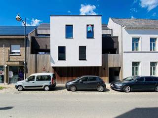 Dit duplex appartement is gelegen op de tweede verdieping in het centrum van Vrasene. U beschikt over een zuid gericht terras en u heeft toegang...