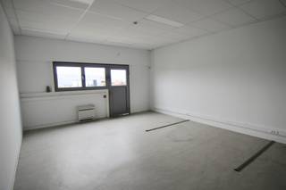 <strong>Kantoorruimte van 45 m² in het gekende Bedrijvencentrum van Tienen aan een zeer interessante huurprijs met o.a. soepele huurvoorwaarden, ruime parkeermogelijkheden voor uw medewerkers en klanten, topligging nabij E40 en station, etc. Het huren van meerdere kantoren is mogelijk! Plan beschikbaar onderaan deze pagina.</strong><br /><br />Het bedrijvencentrum beschikt daarnaast ook over aanbod van faciliteiten:<br />- globale verzekering (afstand van verhaal)<br />- een digitale telefooncentrale;<br />- een modern breedband netwerk;<br />- een publiciteitsbord met de vermelding van uw bedrijf;<br />- ruime parkeermogelijkheid voor uw medewerkers en klanten (met badge-systeem, 24/7 bereikbaar);<br />- adres en post (eigen brievenbus);<br /><br /><em>De huurprijs bedraagt 360 EUR/maand exclusief btw. De kantoorruimte is onmiddellijk beschikbaar.</em><br /><br /><strong>Het bedrijvencentrum is gelegen op een verkeerstechnische topligging t.o.v. E40, station, openbaar vervoer, winkels, restaurants, etc.</strong><br /><br />Interesse? Mail naar laurens@immogve.be of bel naar 0496 07 89 48.