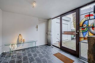 Wie Katrien Wouters zegt, zegt vastgoed met een tikkeltje meer. En dat is niet zomaar.Deze brutalistisch-modernistische woning belichaamt het...