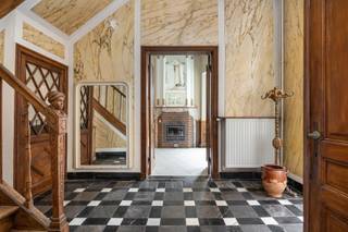 <h3>UNIEK HISTORISCH HERENHUIS MET HANDELSRUIMTE, 6 SLAAPKAMERS, TUIN EN GARAGEBOUW IN HARTJE BORGLOON.</h3>
<p><br />Droomt u ervan eigenaar te worden van een uitzonderlijk stukje erfgoed? Aan de Markt 1 in Borgloon bieden wij u een zeldzame opportuniteit: een karaktervol kanunnikenhuis met handelsruimte, zes slaapkamers, een prachtige stadstuin en een afzonderlijk garagegebouw. Dit monumentale pand bevindt zich op een toplocatie in het bruisende stadscentrum van Borgloon, op wandelafstand van winkels, horeca, scholen en andere voorzieningen. Bovendien geniet u van een uitstekende verbinding naar Wellen, Tongeren, Kortessem en Hasselt.</p>
<p><br />Dit indrukwekkende pand, gekenmerkt door zijn neoclassicistische architectuur en verfijnde Lodewijk XVI-elementen, combineert historische grandeur met een waaier aan gebruiksmogelijkheden. Dankzij de combinatie van wonen en ondernemen is dit eigendom ideaal voor wie op zoek is naar een karaktervolle gezinswoning met commerciële mogelijkheden, een praktijkruimte, kantoor of een investering met toekomstpotentieel.</p>
<p><br />Bij het betreden van het pand komt u eerst in een ruime polyvalente handelsruimte die nog volledig naar eigen smaak kan worden ingericht. Vanuit deze ruimte heeft u directe toegang tot het achterliggende terras en de charmante tuin, die tevens uitkomt op de straat Nieuwland. Achteraan bevindt zich bovendien een afzonderlijk gebouw dat momenteel dienstdoet als garage en parkeergelegenheid.</p>
<p><br />Vanuit de handelsruimte bereikt u de woongedeeltes van deze statige burgerwoning. Meteen vallen de indrukwekkende plafondhoogtes, authentieke afwerkingen en karaktervolle details op. Op het gelijkvloers bevinden zich een ruime leef- en eetkamer, een gemoderniseerde keuken, een ingerichte badkamer en een imposante trappenhal. Het prachtig uitgewerkte faux-marble in deze hal vormt zonder twijfel één van de blikvangers van het pand.</p>
<p><br />Op de eerste verdieping bevinden zich maar liefst zes slaapkamers van verschillende afmetingen. Elke ruimte ademt authenticiteit en biedt tal van mogelijkheden voor gezinsbewoning, gastenverblijven, bureauruimtes of andere invullingen. Via een discreet weggewerkte diensttrap, die doorloopt tot in de kelder, bereikt u de ruime zolderverdieping. De zichtbare houten dakconstructie verleent deze ruimte extra charme en potentieel voor verdere inrichting.</p>
<p><br />Ook buiten wordt de historische uitstraling van het eigendom verdergezet. Het terras en de sfeervolle stadstuin vormen een oase van rust in het centrum van de stad. De authentieke scheidingsmuur met het naastgelegen pand benadrukt bovendien het historische karakter van deze unieke locatie. <br /><br /><br />Dit kanunnikenhuis is erkend als beschermd monument en maakt deel uit van een beschermd stadsgezicht. Dankzij een grondige restauratiefase tussen 2009 en 2013 beschikt de toekomstige eigenaar reeds over een sterke basis voor verdere renovatie of herbestemming. Daarnaast geldt er geen renovatieverplichting, en kunnen eigenaars in aanmerking komen voor diverse erfgoedsubsidies en financiële ondersteuningsmaatregelen om het pand verder te moderniseren met respect voor zijn historische waarde.</p>
<p><br />Dit unieke eigendom wacht op een nieuwe eigenaar die zijn rijke geschiedenis verder wil schrijven. Contacteer ons vandaag nog voor meer informatie of een bezichtiging via <strong>info@momentumvastgoed.be</strong> of telefonisch op <strong>011 96 51 76</strong>.</p>