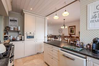 Recente, instapkare gezinswoning in landelijke stijl met ruime garage en zonnig stadstuintje.STARTPRIJS: Elk bod boven deze startprijs, wordt voorgelegd aan de eigenaars, die al dan niet kunnen in gaan op dit aanbod.Deze kwalitatief afgewerkte woning, opgetrokken in duurzame materialen, biedt u een perfecte combinatie van comfort, ruimte met uitstekende bereikbaarheid (dichtbij opritten autosnelwegen, centrum en openbaar vervoer…).Binnen vindt u de inkomhal waar u meteen de landelijke sfeer kan ervaren, met het gastentoilet, en een eerste lichtrijke slaapkamer met douche.Ruime garage met automatische poort, praktische berging met een extra douche en toilet.Het gezellig, zonrijke stadstuintje met overdekt terras ( eiken bijgebouwtje ), waar het heerlijk vertoeven is, kunt ofwel van hieruit bereiken, ofwel via de buitentrap op het eerste verdiep.Lichtrijke leefruimte met open, volledig geinstaleerde, eigentijdse keuken ( DSM ) met toestellen van SMEG en rechtreekse toegang tot het zonneterras.Verder zijn er nog 2 volwaardige slaapkamers en de badkamer met losstaand bad, lavabomeubel met arduinen blad en inloopdouche, apart toilet.Via de vaste trap bereikt u de zolder, die tal van mogelijkheden biedt als hobbyruimte, opslag of extra slaapkamer.De woning beschikt over een regenwaterput van 10.000l, een gunstig EPC en conforme electriciteitskeuring en is volledig instapklaar!Kortom, een zeer net onderhouden woning die alles in huis heeft : ruimte, comfort, energiezuinigheid en een strategische ligging.Mis deze unieke kans niet en plan vandaag nog een bezoekje!Voor meer informatie contacteer Regine: 0493 112 050 - regine@correctvastgoed.be👉 Online schattingstool: https://www.correctvastgoed.be/schatting