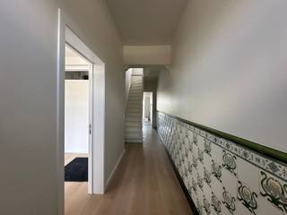 Vlakbij alle winkels en belangrijke invalswegen, bevindt zich deze volledig gerenoveerde woning die uitblinkt in comfort, licht en...