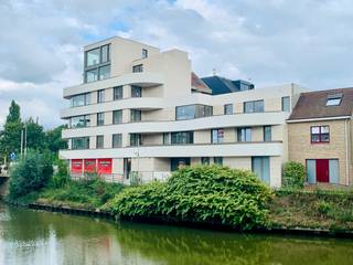 UNIEKE VASTGOEDTOPPER!<br /><br />Splinternieuw, luxueus en modern handelspand op de meest zichtbare en commerciële ligging te Deinze. Residentie Yvelinck is gelegen langsheen de Leie en wordt de nieuwe toegangspoort van de Tolpoortstraat.<br />Deze handelsruimte heeft een oppervlakte van 99 m2 en maar liefst 17 lopende meter etalage. Gratis parkeren is voorzien op wandelafstand! 